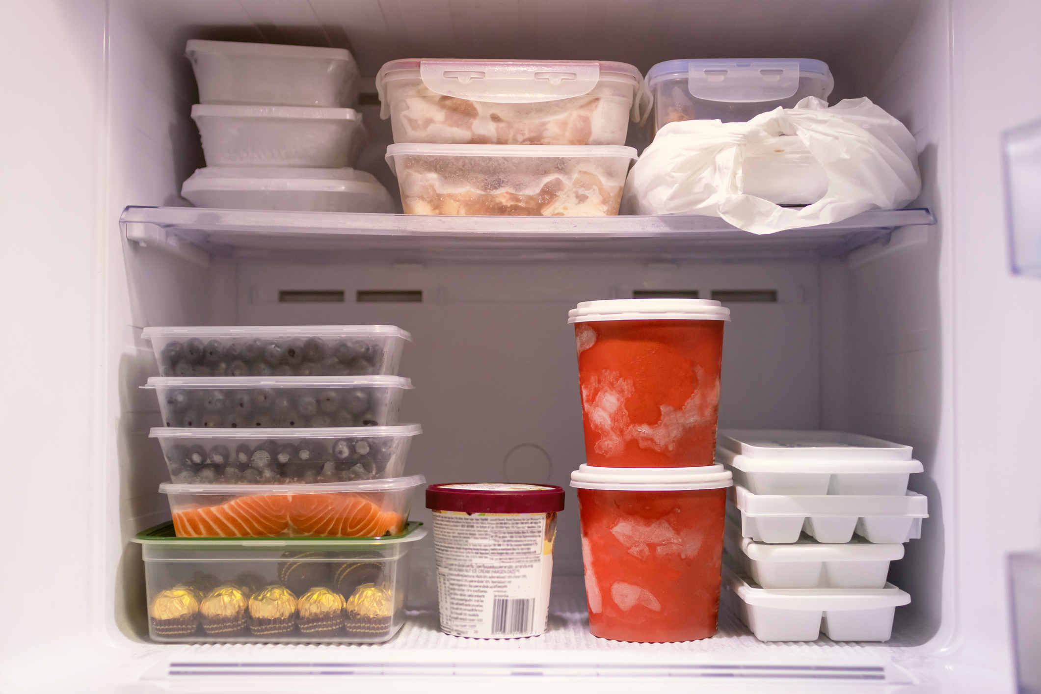Qué recipientes de plástico se pueden usar para guardar comida en el  refrigerador?